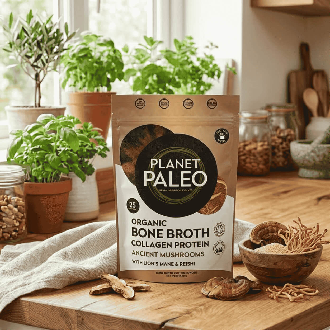 Balení kolagenového proteinu s houbami Planet Paleo vedle hrnku kostního vývaru a různých druhů hub.